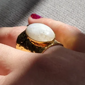 Bague martelée, légèrement ajustable avec un cabochon ovale en pierre de lune
