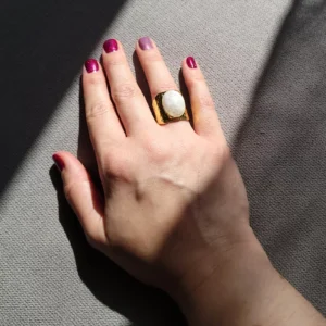 Bague martelée, légèrement ajustable avec un cabochon ovale en pierre de lune