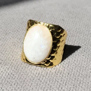 Bague martelée, légèrement ajustable avec un cabochon ovale en pierre de lune