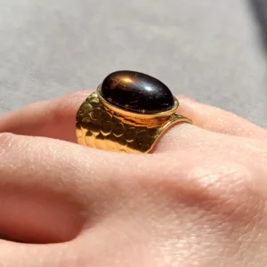 Bague large martelée avec un cabochon en quartz. Cette bague est ajustable légèrement.