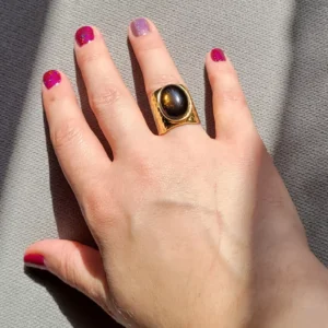 Bague large martelée avec un cabochon en quartz. Cette bague est ajustable légèrement.