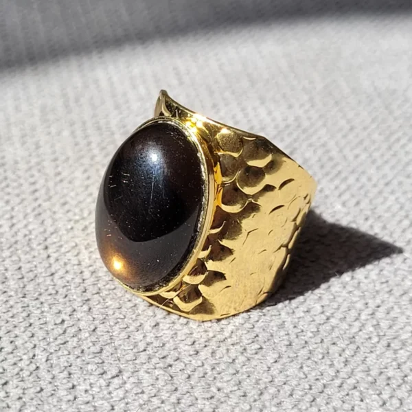 Bague large martelée avec un cabochon en quartz. Cette bague est ajustable légèrement.