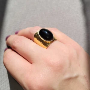 Bague martelée dorée, légèrement ajustable avec un cabochon ovale en onyx