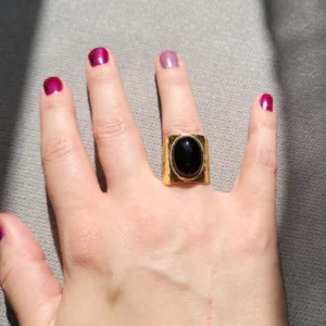 Bague martelée dorée, légèrement ajustable avec un cabochon ovale en onyx