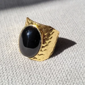 Bague martelée dorée, légèrement ajustable avec un cabochon ovale en onyx