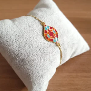 Bracelet réglable, avec intercalaire ovale, de couleur rouge, bleu et doré, rappelant les azulejos portugais.