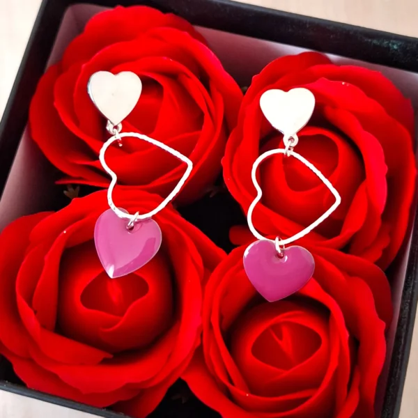 Boucles d'oreilles pendantes avec un coeur ciselé argenté et des sequins en forme de coeur violet