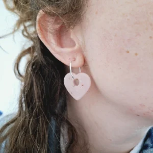 Clips d'oreilles pour oreilles non percées en forme de créoles avec des coeurs roses clairs granités