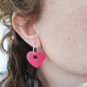 Clips d'oreilles pour oreilles non percées en forme de créoles avec des coeurs roses foncés granités