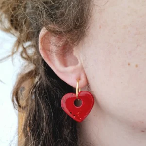 Clips d'oreilles pour oreilles non percées en forme de créoles avec des coeurs rouges granités