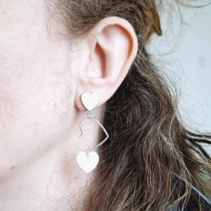 Boucles d'oreilles clous portées coeur argenté ciselé coeur blanc