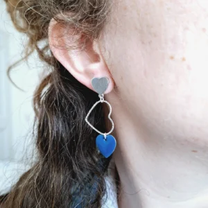 Boucles d'oreilles clous portées coeur argenté ciselé coeur bleu pétrole