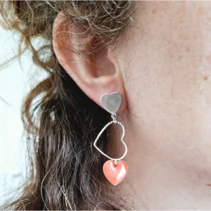 Boucles d'oreilles clous portées coeur argenté ciselé coeur corail