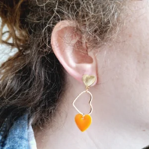 Boucles d'oreilles clous portées coeur doré ciselé coeur orange