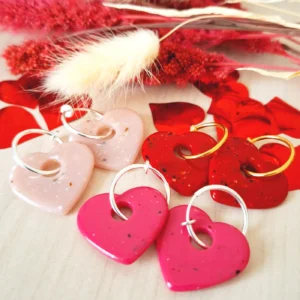 Composition de boucles d'oreilles créoles (clips) pour oreilles non percées coeurs roses et rouge