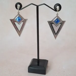 Boucles d'oreilles pendantes argentées en forme de triangle avec un cabochon bleu