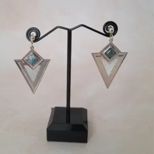 Boucles d'oreilles pendantes argentées en forme de triangle avec un cabochon gris foncé