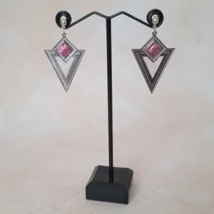 Boucles d'oreilles en forme de triangle argenté et cabochon rose