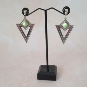 Boucles d'oreilles en forme de triangle argenté et cabochon vert