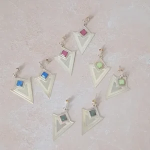 Boucles d'oreilles en forme de triangle argenté et cabochon rose bleu vert et gris