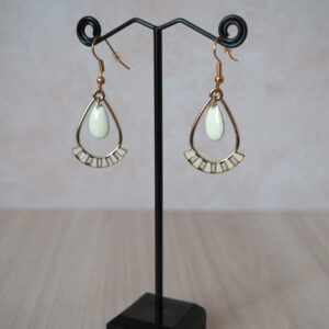 Boucles d'oreilles pendantes dorées avec des pampilles blanches et caoutchoucs stoppeurs