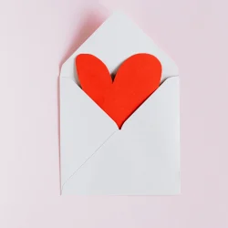 Enveloppe avec un coeur rouge en papier à l'intérieur